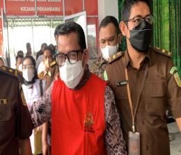 Syafri Harto keluar dari ruangan Tahap II Tindak Pidana Umum Kejari Pekanbaru | HalloRiau.com
